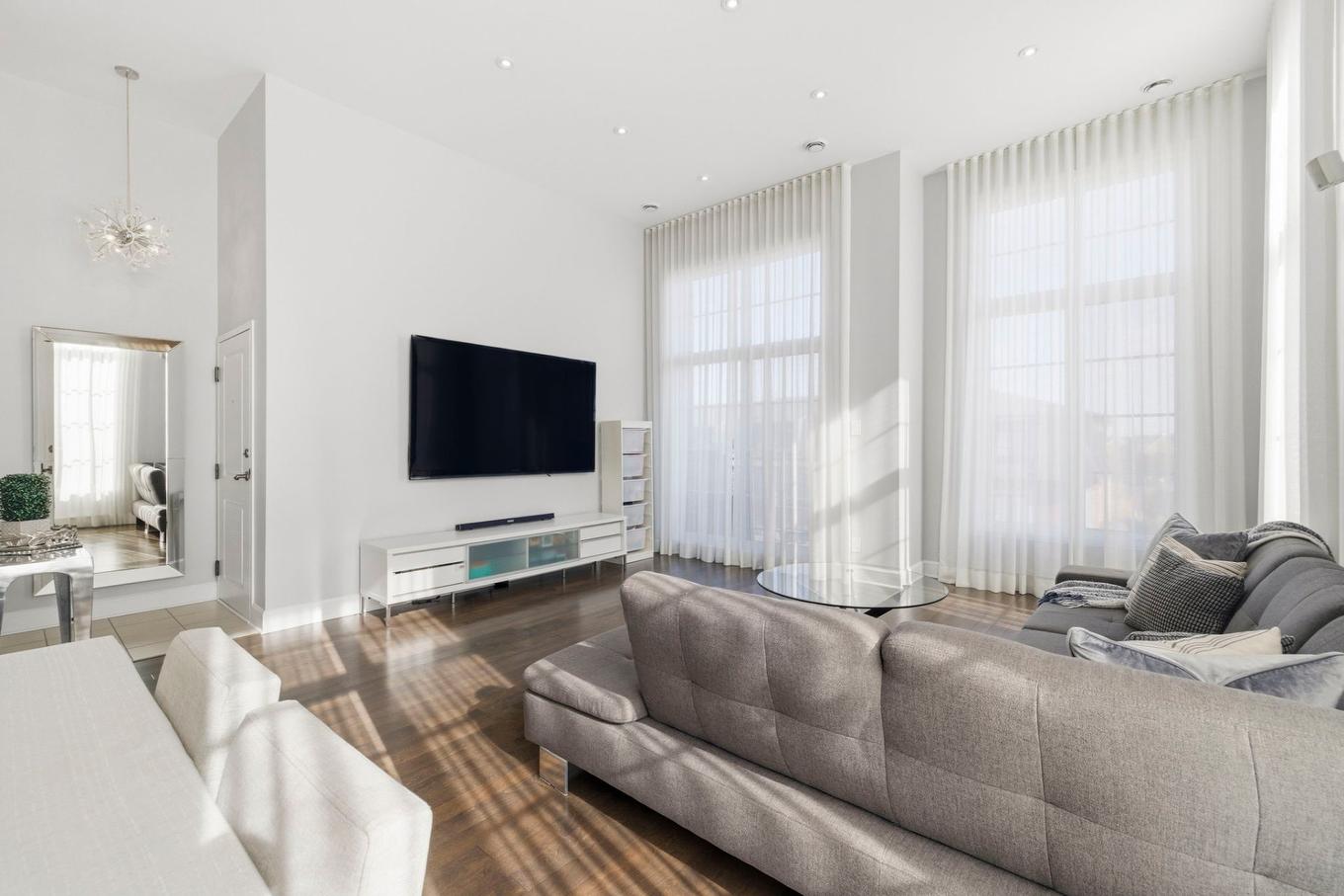 Salon - 301-2300 Rue Modigliani, Montréal (Saint-Laurent), QC - Indoor Photo Showing Living Room