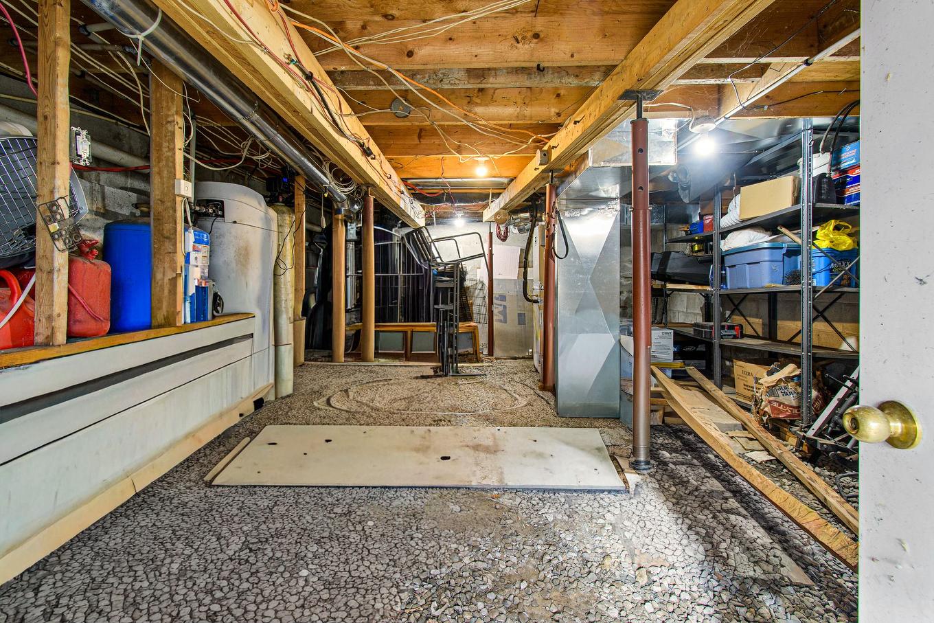 Rangement - 228 Ch. De La Carrière, Brownsburg-Chatham, QC - Indoor Photo Showing Basement