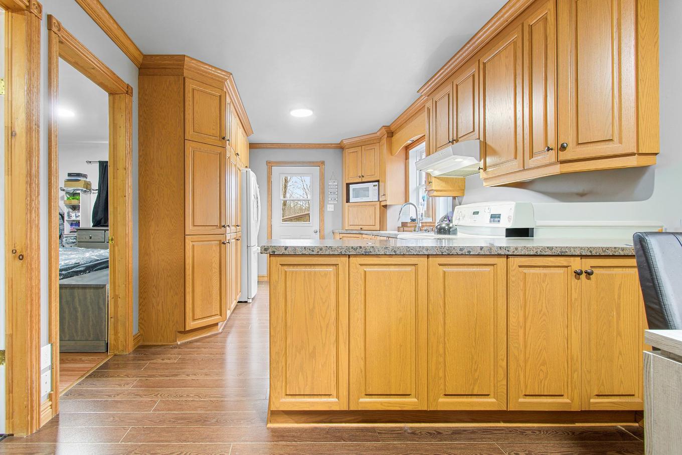 Cuisine - 228 Ch. De La Carrière, Brownsburg-Chatham, QC - Indoor Photo Showing Kitchen