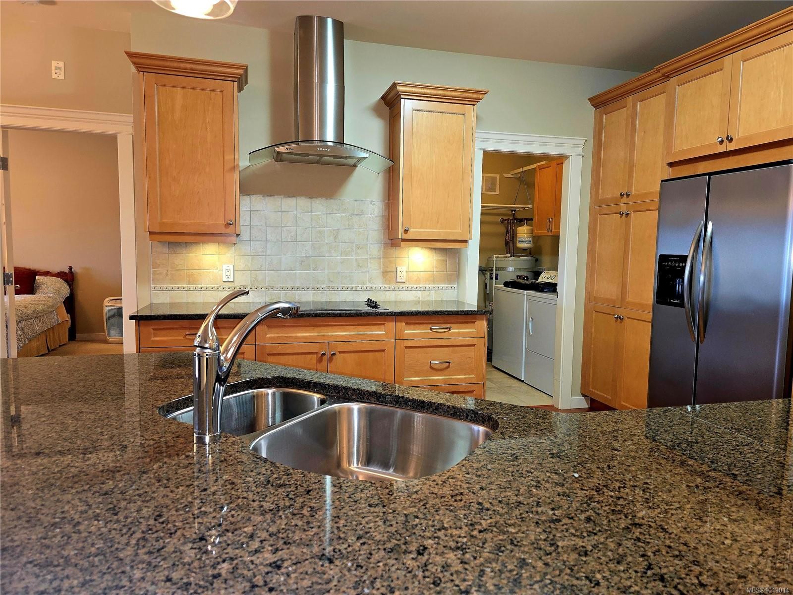 404-6728 Dickinson Rd, Nanaimo, BC - Indoor Photo Showing Kitchen With Double Sink