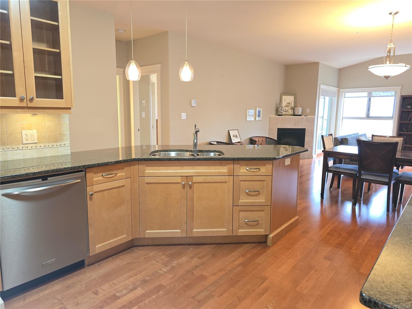 404-6728 Dickinson Rd, Nanaimo, BC - Indoor Photo Showing Kitchen With Double Sink