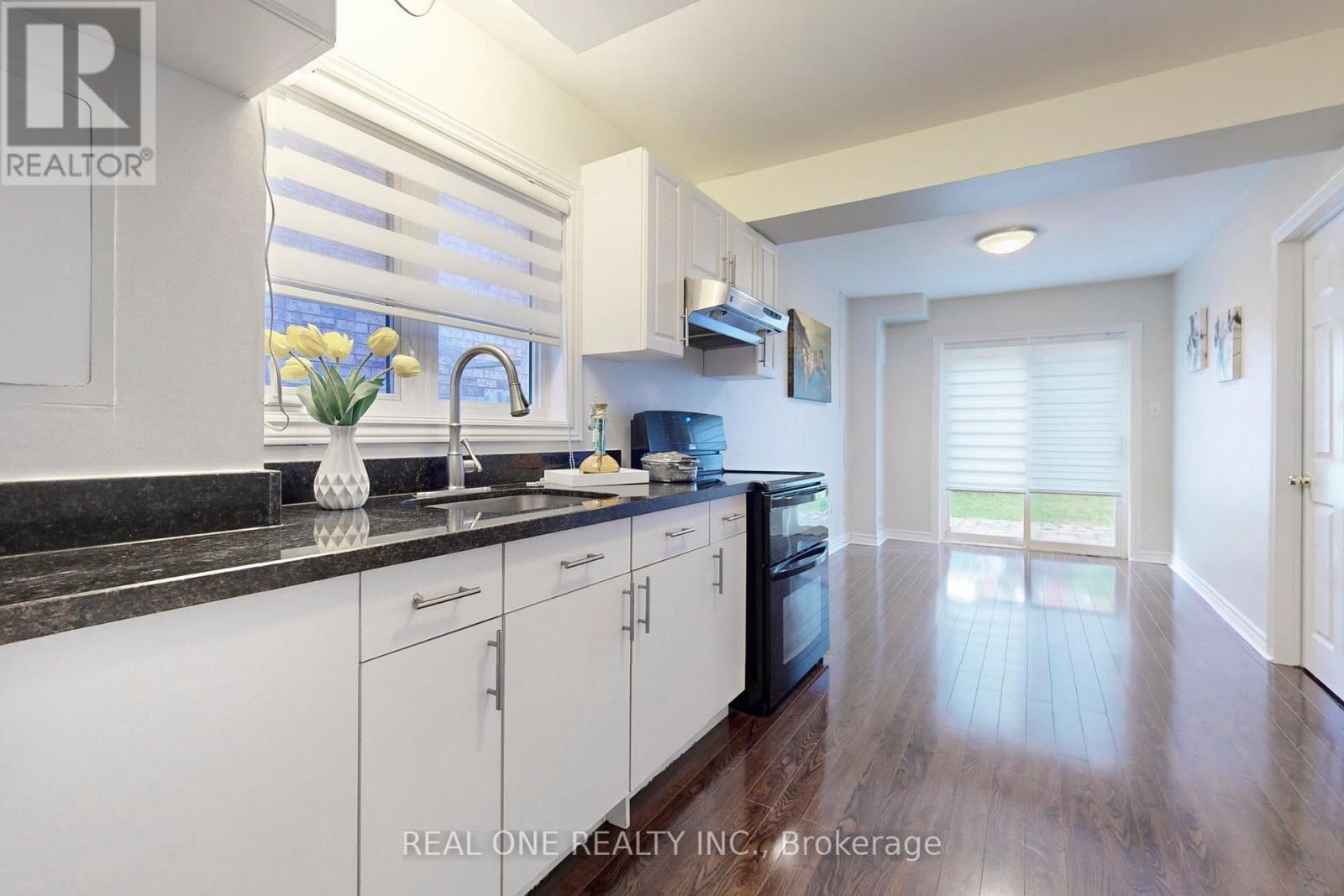 64 Sassafras Circle N, Vaughan, ON - Indoor Photo Showing Kitchen