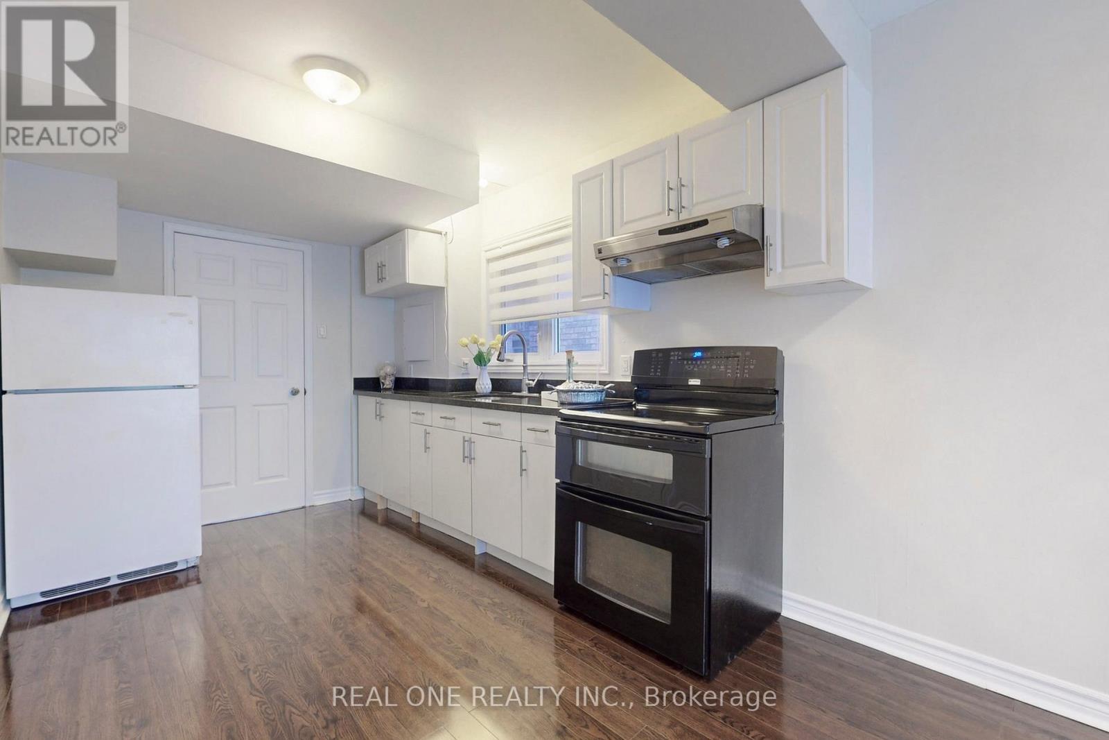 64 Sassafras Circle N, Vaughan, ON - Indoor Photo Showing Kitchen