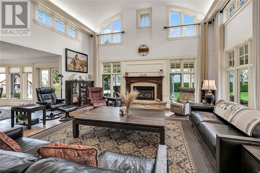 285 Hamilton Drive, Hamilton, ON - Indoor Photo Showing Living Room With Fireplace