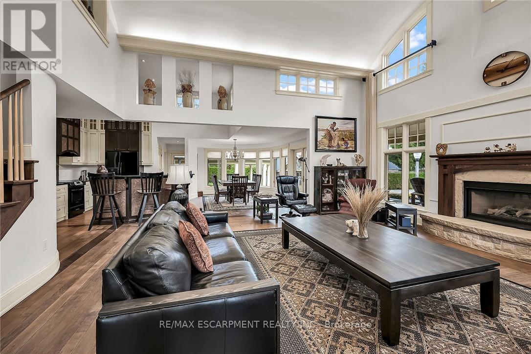 285 Hamilton Drive, Hamilton, ON - Indoor Photo Showing Living Room With Fireplace