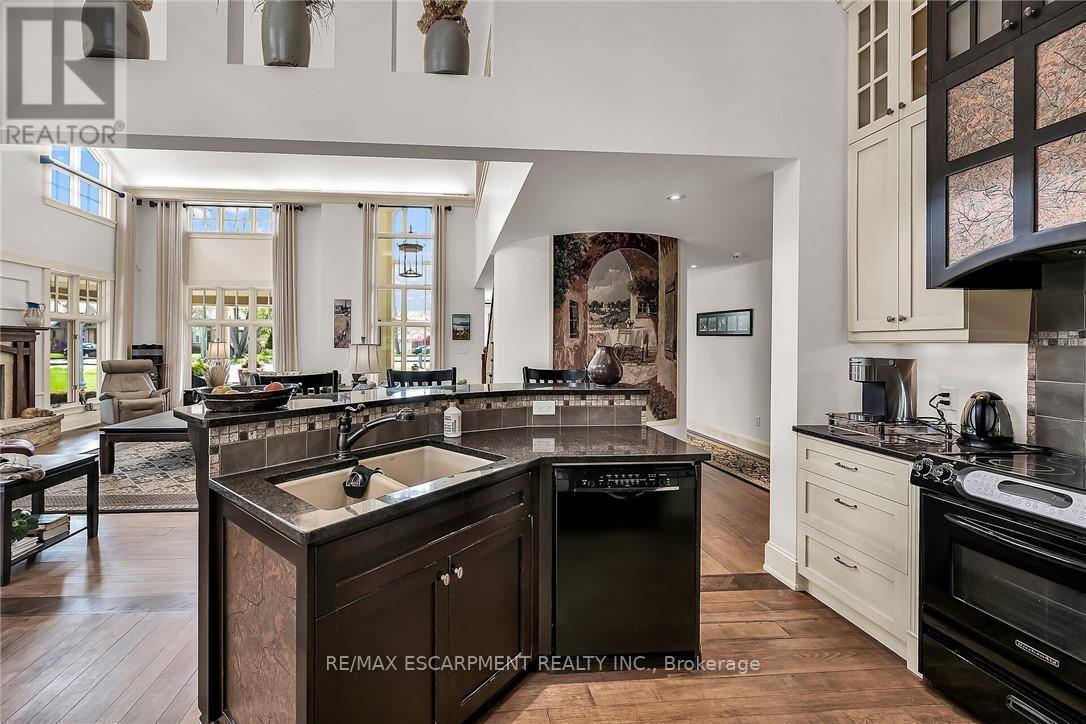 285 Hamilton Drive, Hamilton, ON - Indoor Photo Showing Kitchen With Double Sink