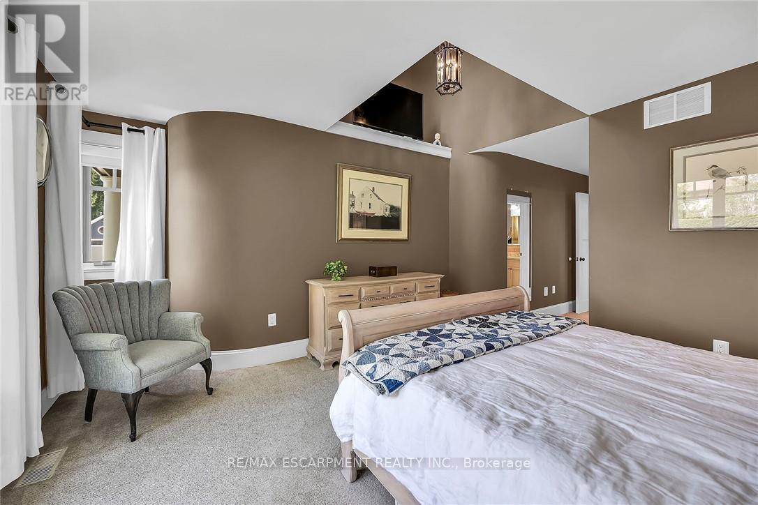 285 Hamilton Drive, Hamilton, ON - Indoor Photo Showing Bedroom