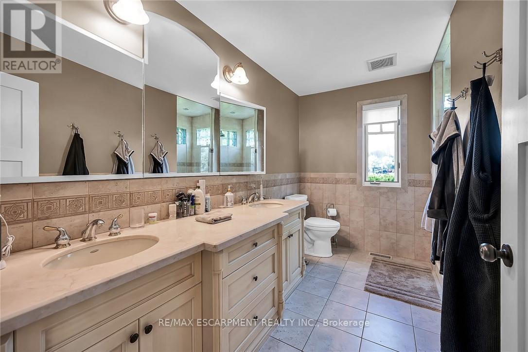 285 Hamilton Drive, Hamilton, ON - Indoor Photo Showing Bathroom