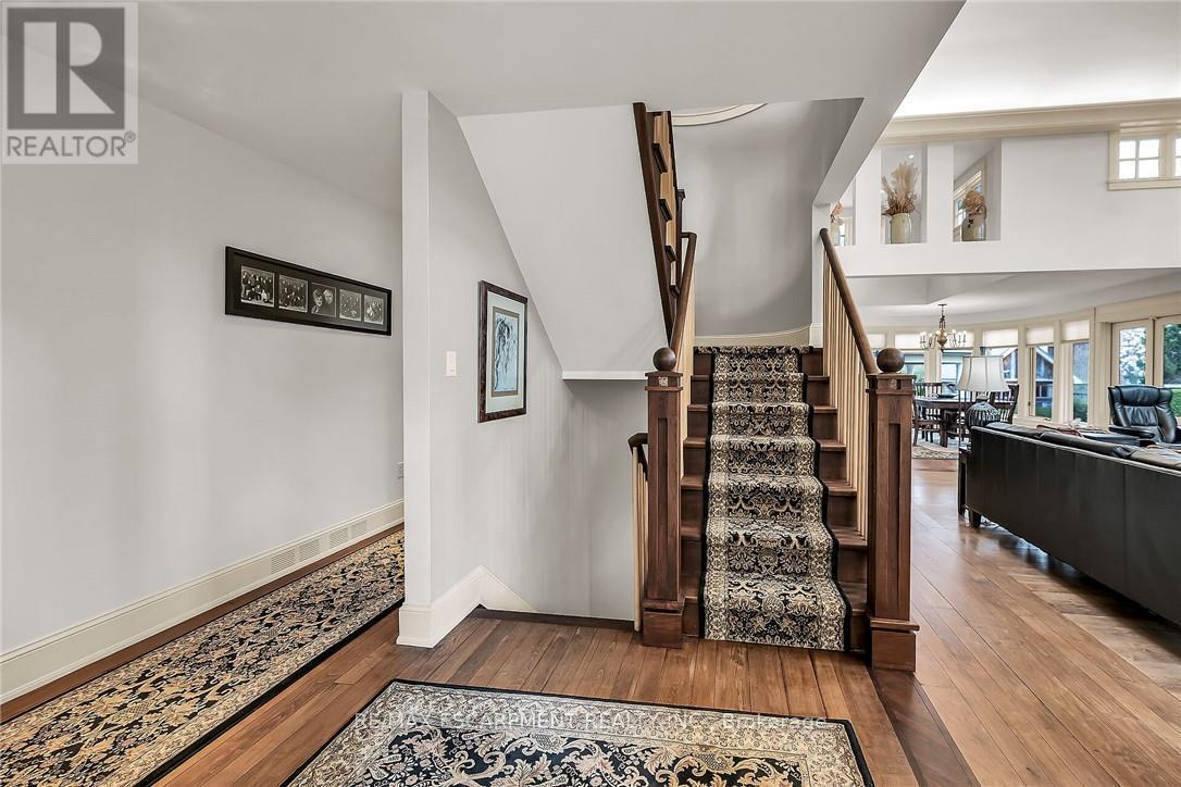 285 Hamilton Drive, Hamilton, ON - Indoor Photo Showing Other Room