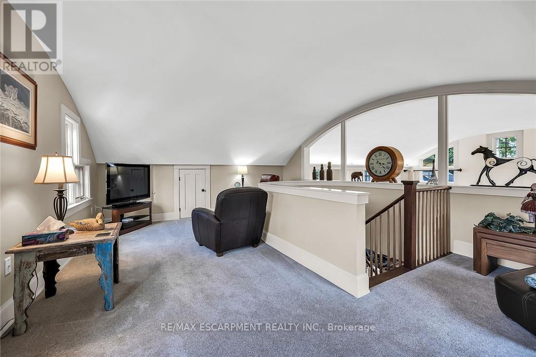 285 Hamilton Drive, Hamilton, ON - Indoor Photo Showing Other Room