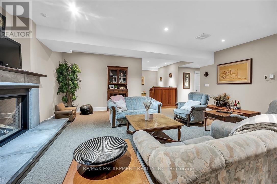 285 Hamilton Drive, Hamilton, ON - Indoor Photo Showing Living Room With Fireplace