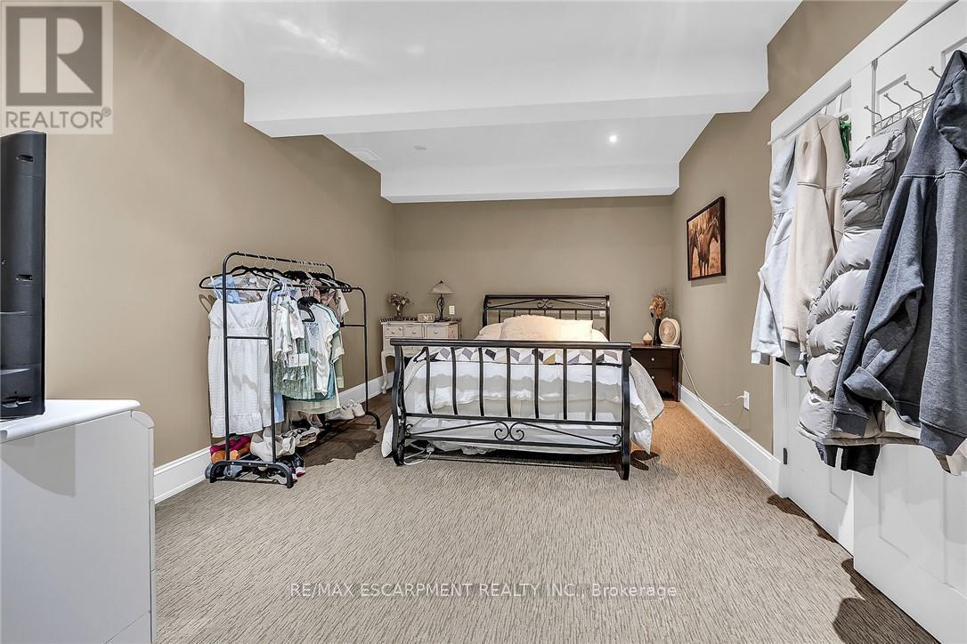 285 Hamilton Drive, Hamilton, ON - Indoor Photo Showing Bedroom