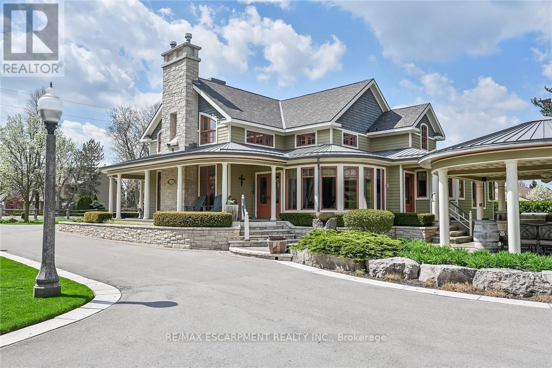 285 Hamilton Drive, Hamilton, ON - Outdoor With Facade