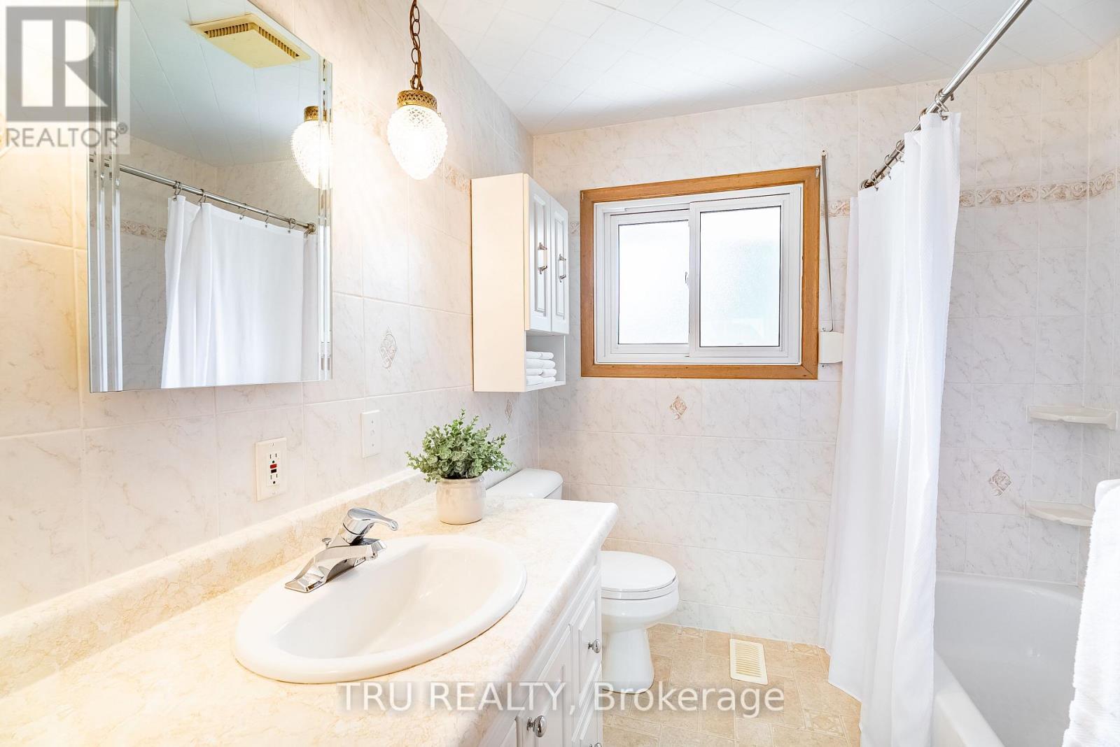 55 Amos Avenue, Waterloo, ON - Indoor Photo Showing Bathroom