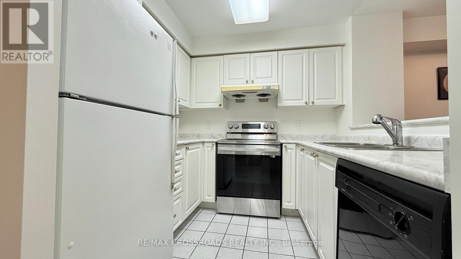705 - 8 Pemberton Avenue, Toronto, ON - Indoor Photo Showing Kitchen