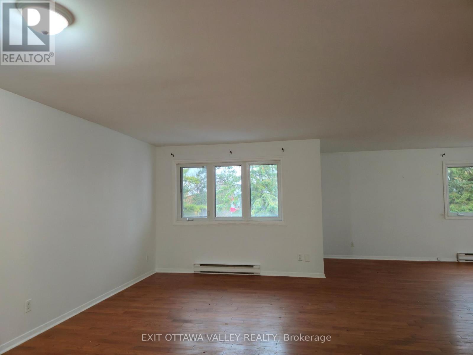 Living area not virtually staged - 3 - 10 Charles Street, Arnprior, ON - Indoor Photo Showing Other Room