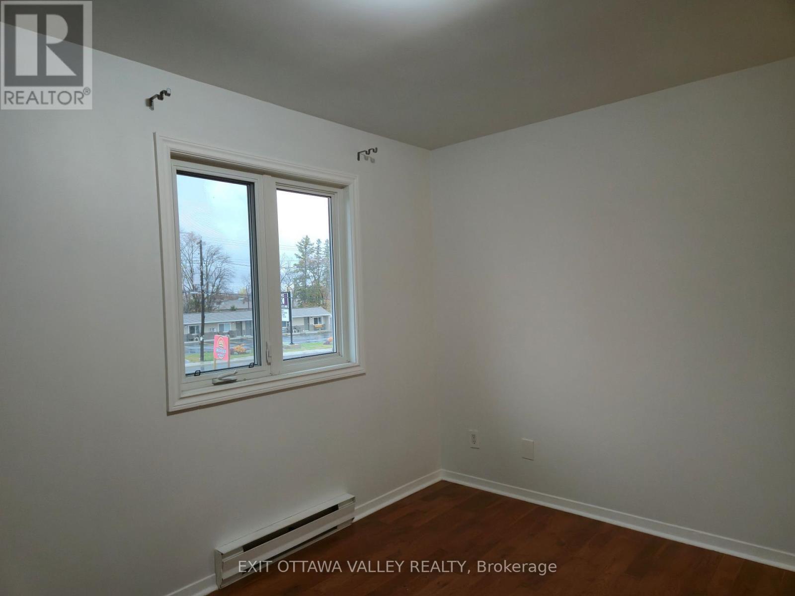 3 - 10 Charles Street, Arnprior, ON - Indoor Photo Showing Other Room