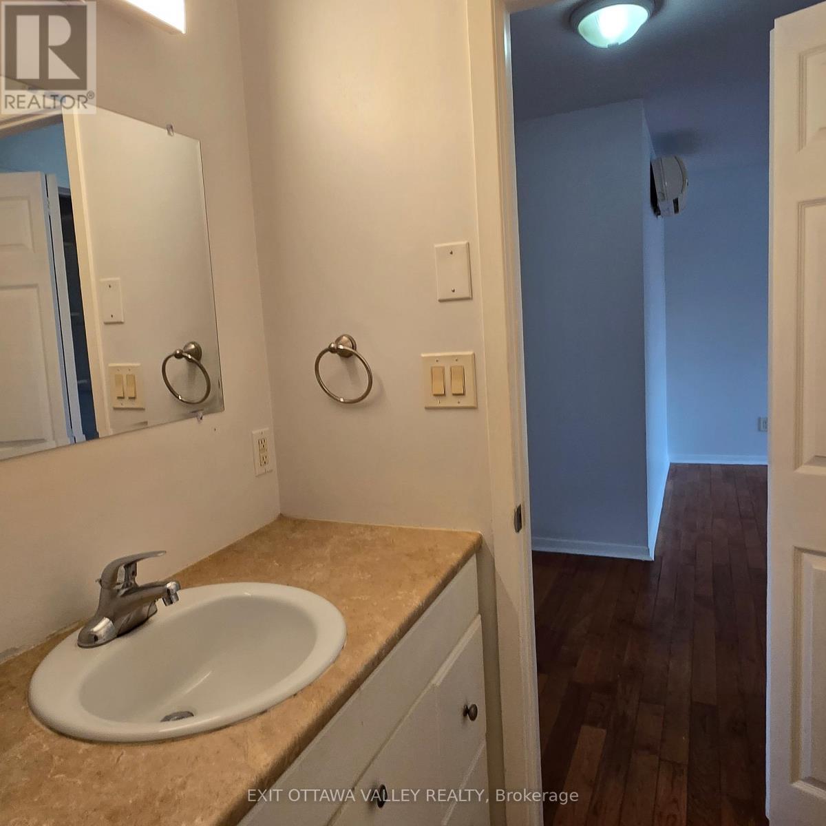 3 - 10 Charles Street, Arnprior, ON - Indoor Photo Showing Bathroom