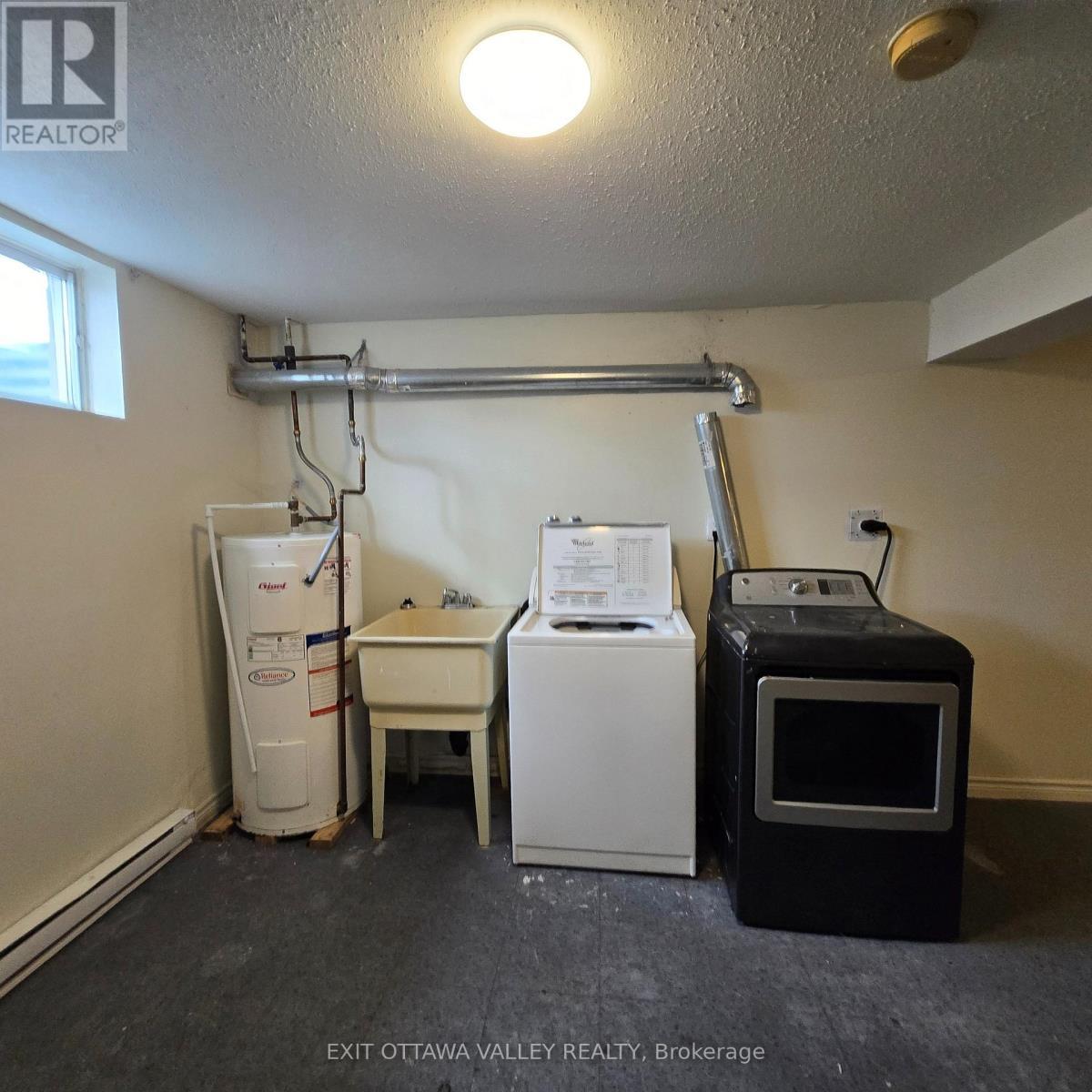 3 - 10 Charles Street, Arnprior, ON - Indoor Photo Showing Laundry Room