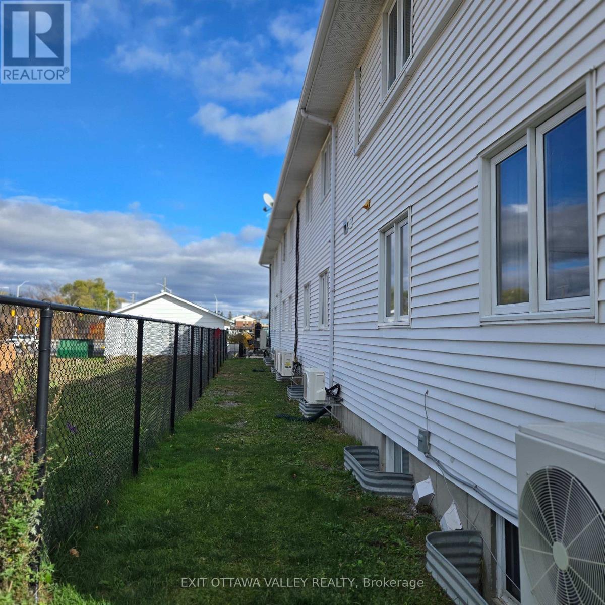 3 - 10 Charles Street, Arnprior, ON - Outdoor With Exterior