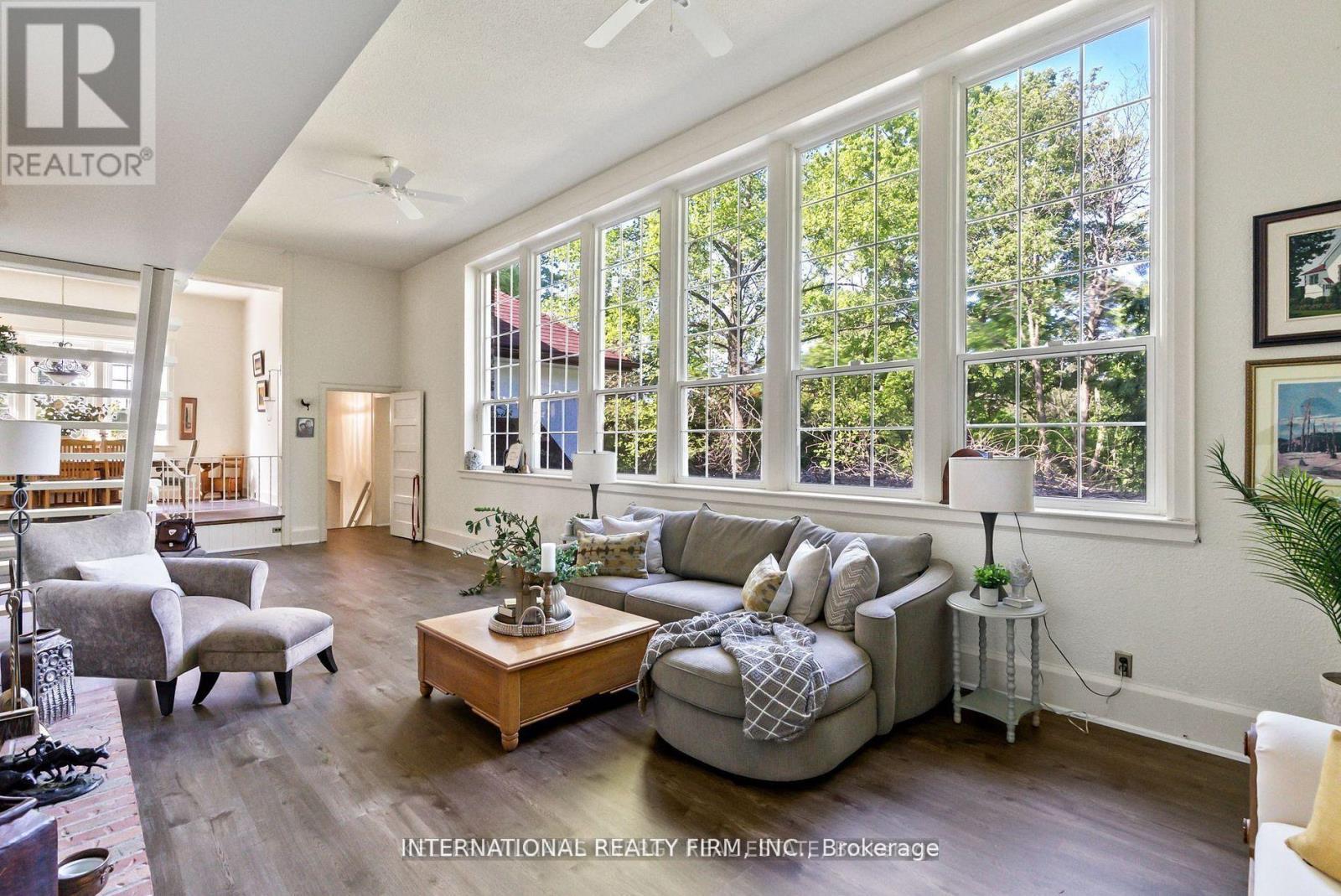 138 Columbus Road W, Oshawa, ON - Indoor Photo Showing Living Room