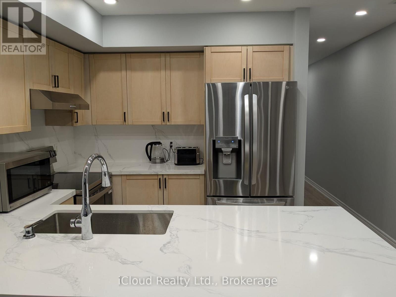 11 - 285 Antibes Drive, Toronto, ON - Indoor Photo Showing Kitchen With Stainless Steel Kitchen With Double Sink