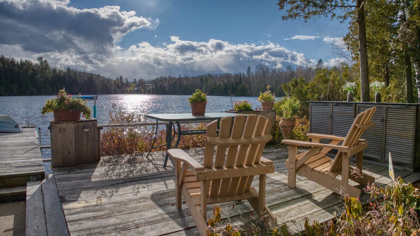 Bord de l'eau - 39 Rue Tracy, Saint-Hippolyte, QC - Outdoor With Deck Patio Veranda