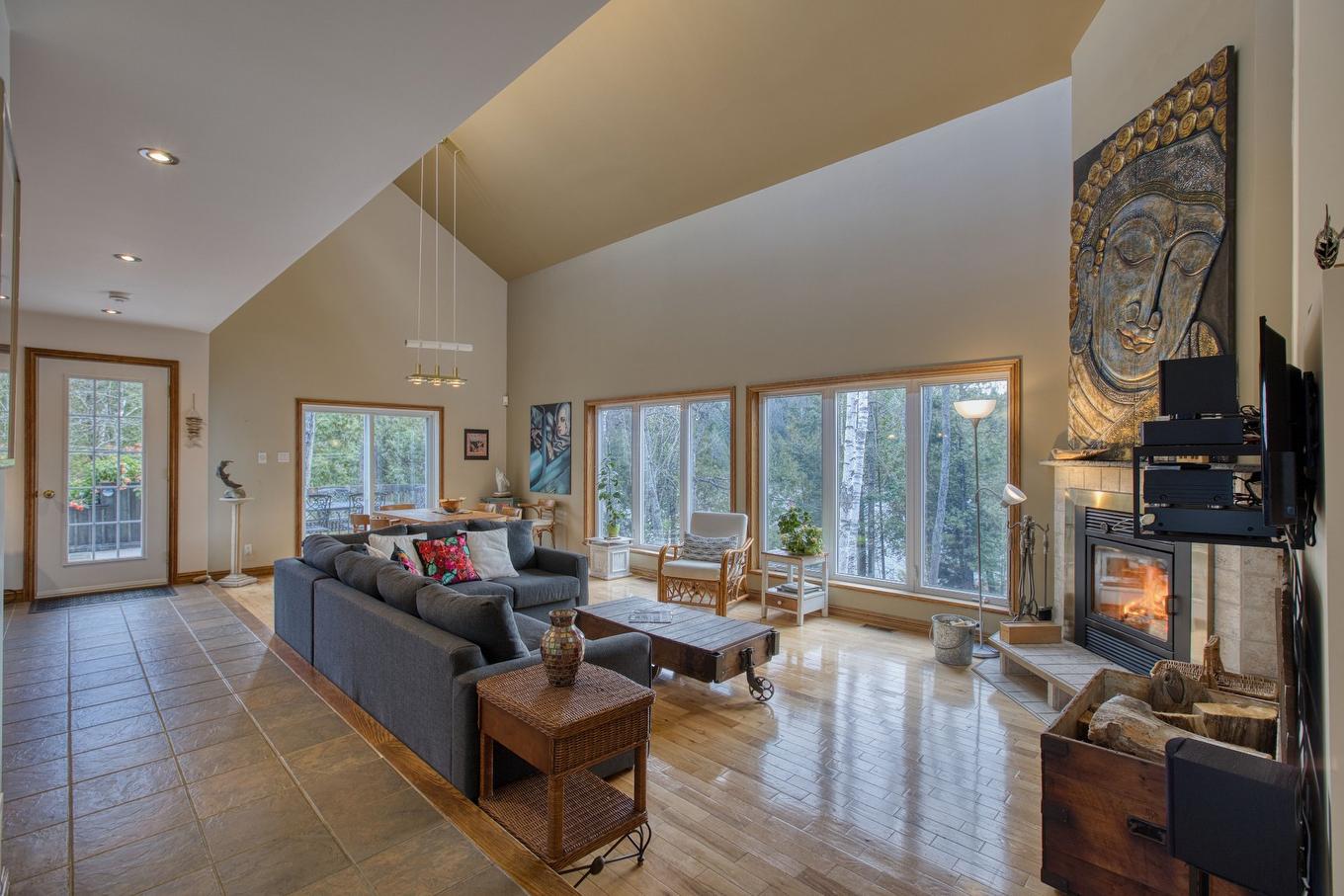 Salon - 39 Rue Tracy, Saint-Hippolyte, QC - Indoor Photo Showing Living Room With Fireplace