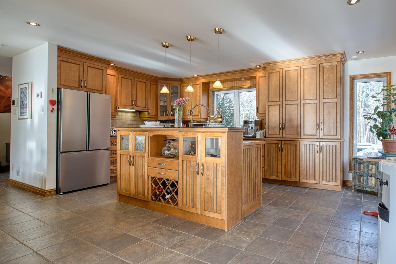 Cuisine - 39 Rue Tracy, Saint-Hippolyte, QC - Indoor Photo Showing Kitchen