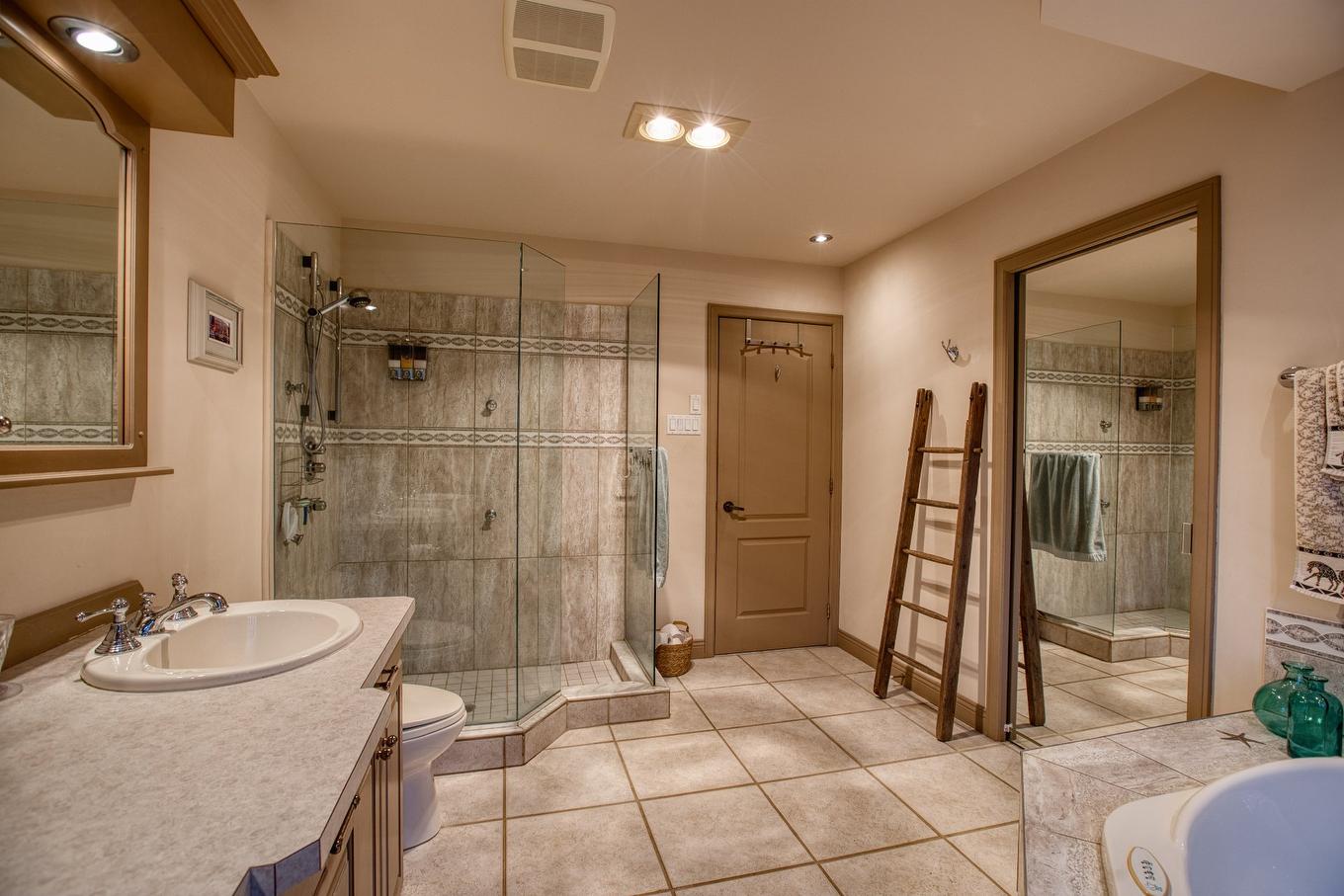 Salle de bains attenante à la CCP - 39 Rue Tracy, Saint-Hippolyte, QC - Indoor Photo Showing Bathroom