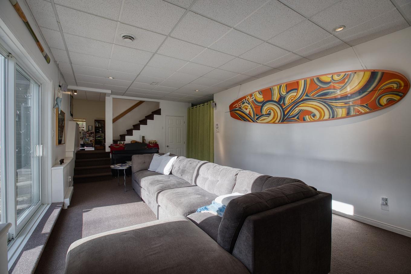 Salon - 39 Rue Tracy, Saint-Hippolyte, QC - Indoor