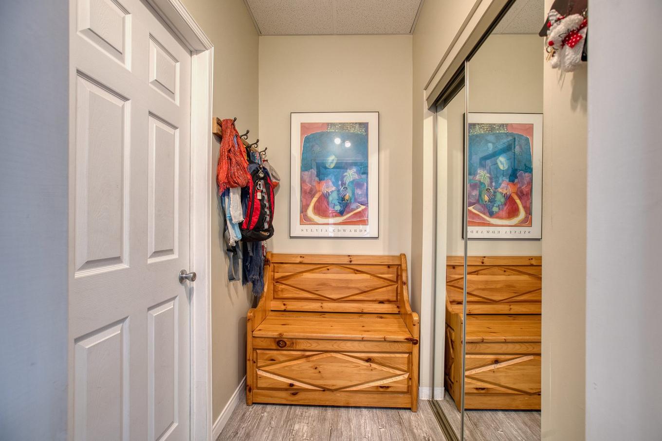 Hall d'entrée/Vestibule - 39 Rue Tracy, Saint-Hippolyte, QC - Indoor Photo Showing Other Room