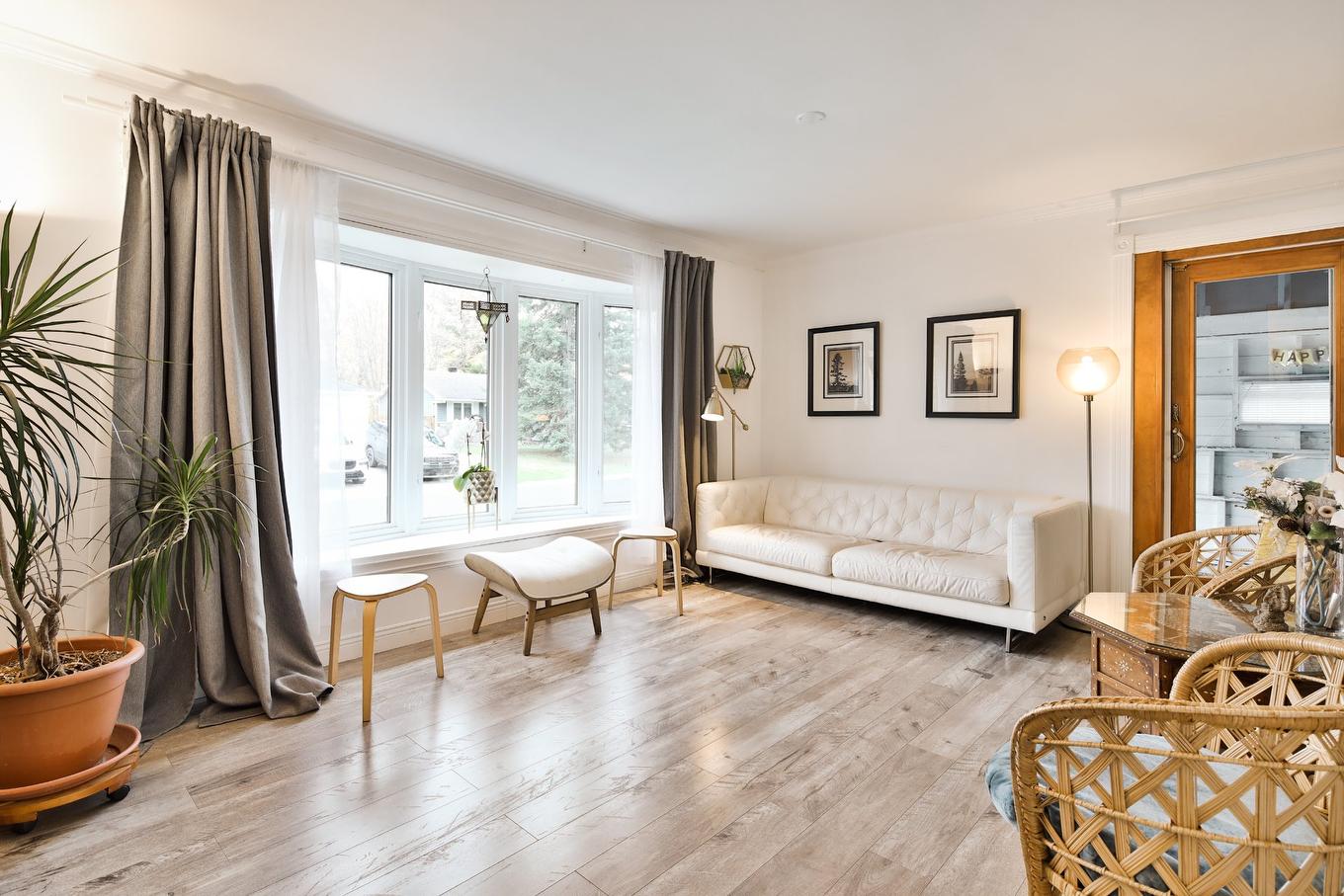 Living room - 898 Rue Carleton, Chambly, QC - Indoor Photo Showing Living Room