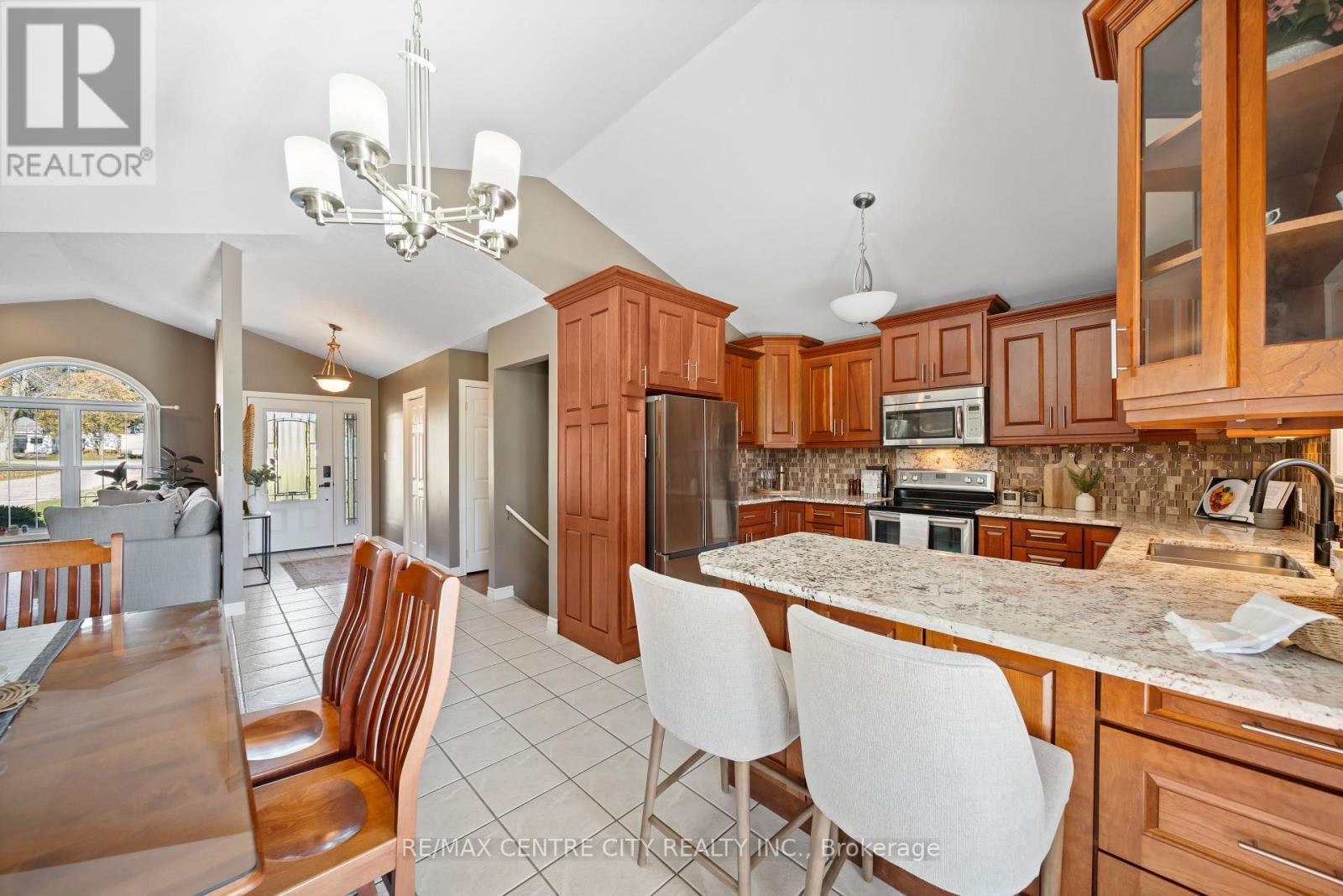 With so much storage - 50015 John Wise Line, Malahide, ON - Indoor Photo Showing Kitchen With Upgraded Kitchen