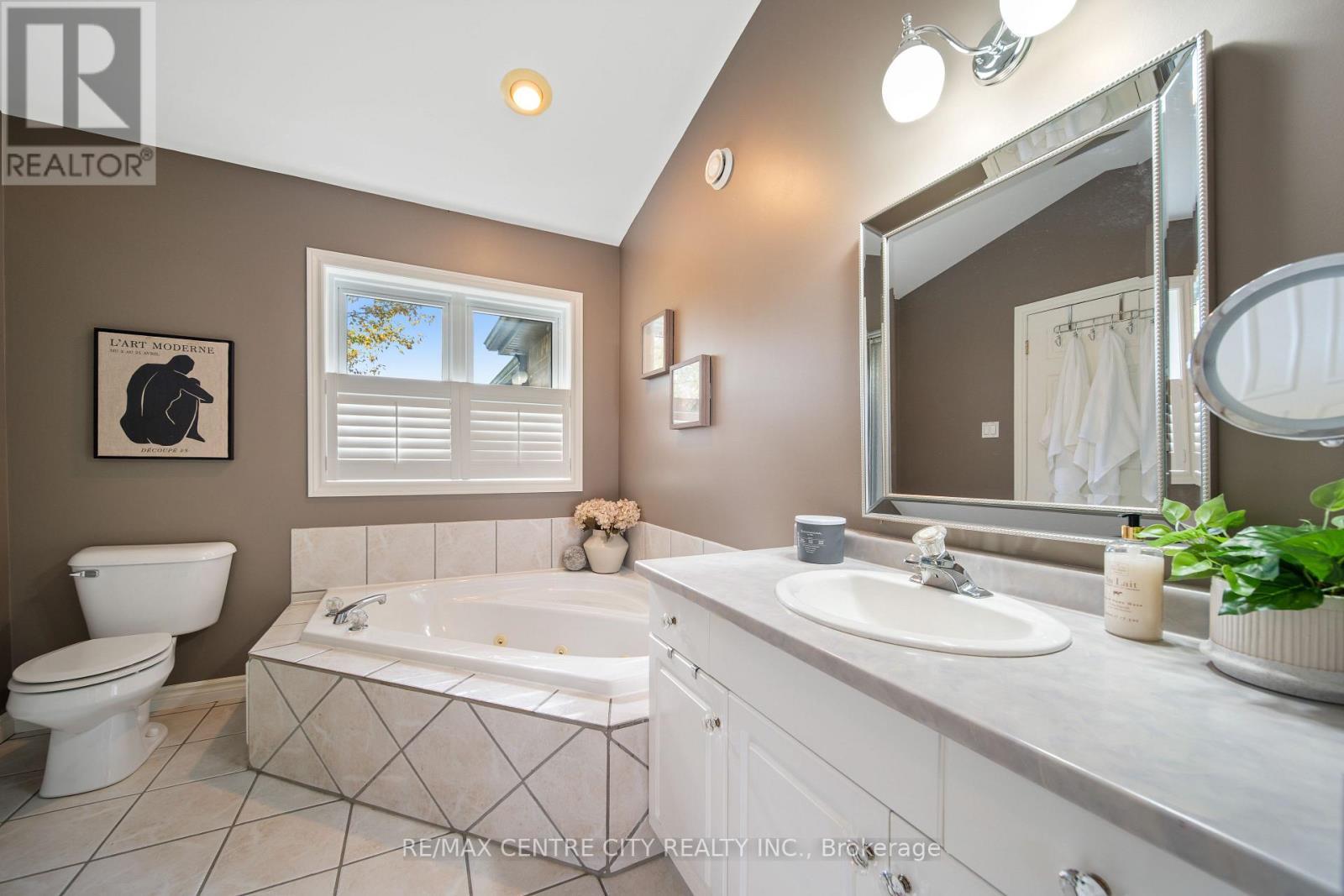 Cheater ensuite - 50015 John Wise Line, Malahide, ON - Indoor Photo Showing Bathroom