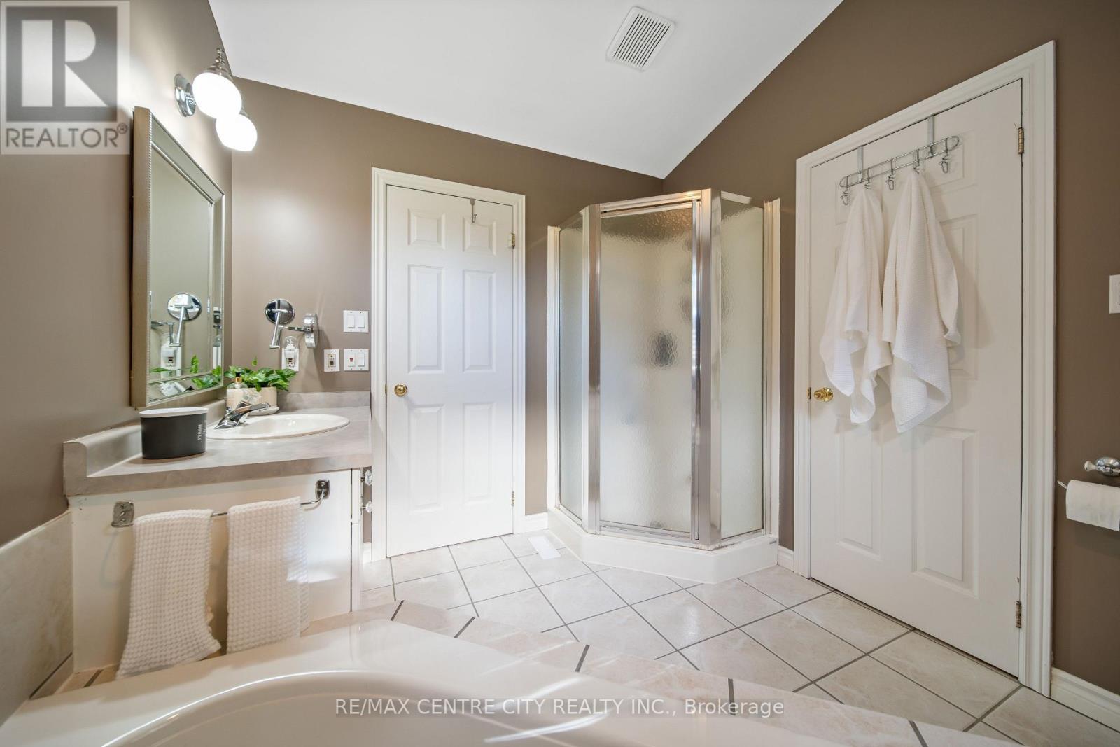 Cheater ensuite - 50015 John Wise Line, Malahide, ON - Indoor Photo Showing Bathroom