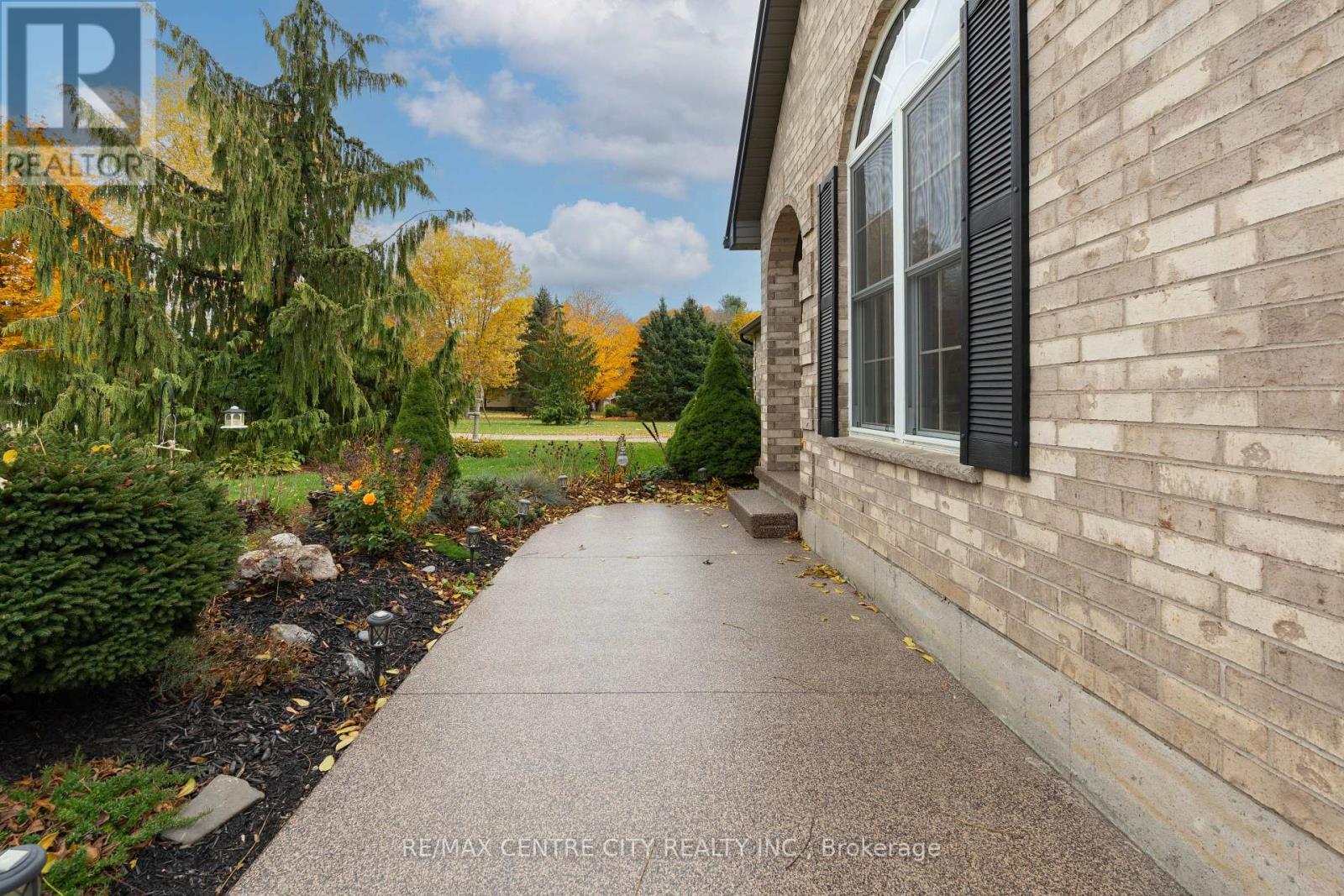 Beautifully landscaped - 50015 John Wise Line, Malahide, ON - Outdoor