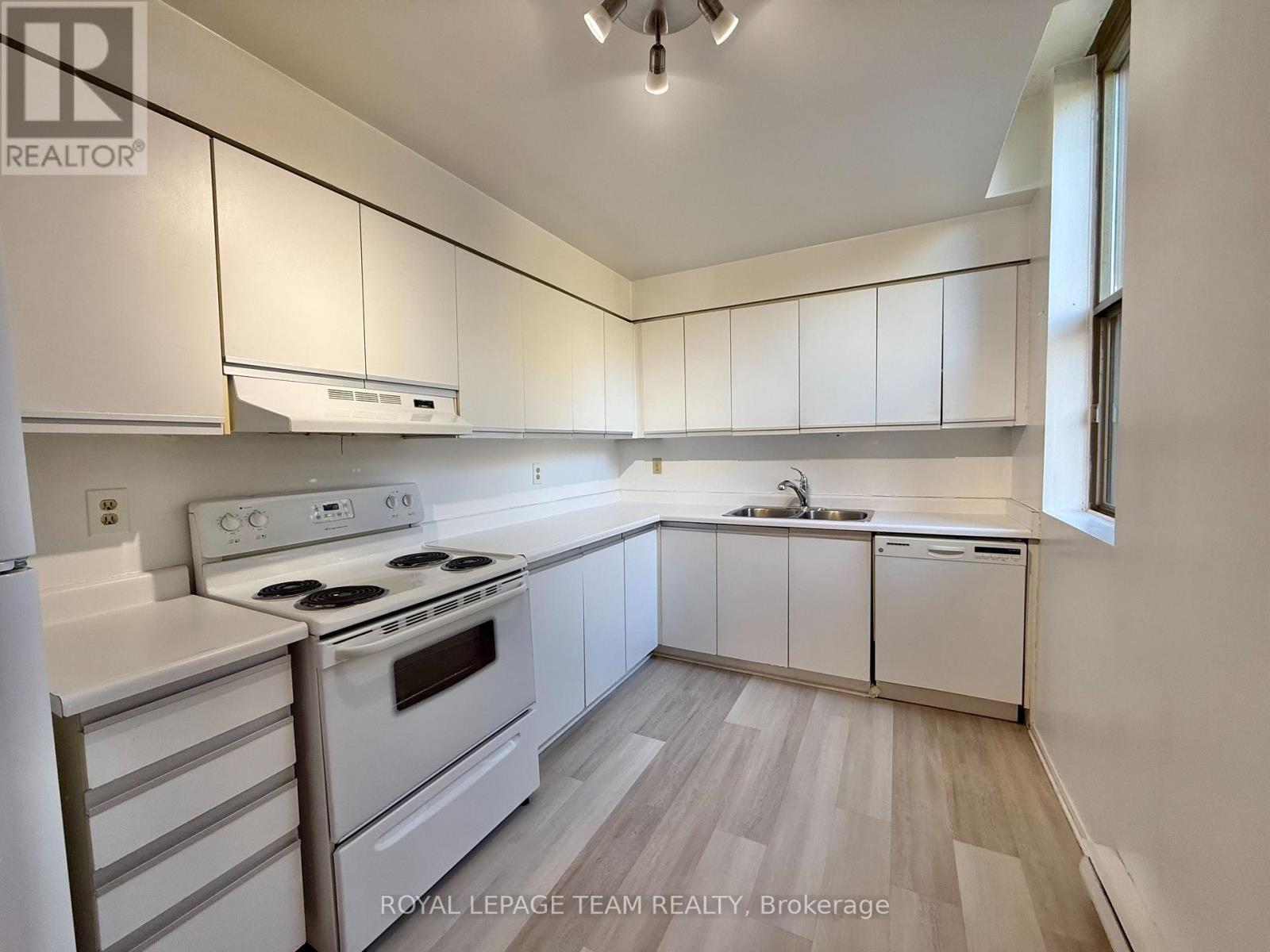 102 - 2760 Carousel Crescent, Ottawa, ON - Indoor Photo Showing Kitchen With Double Sink
