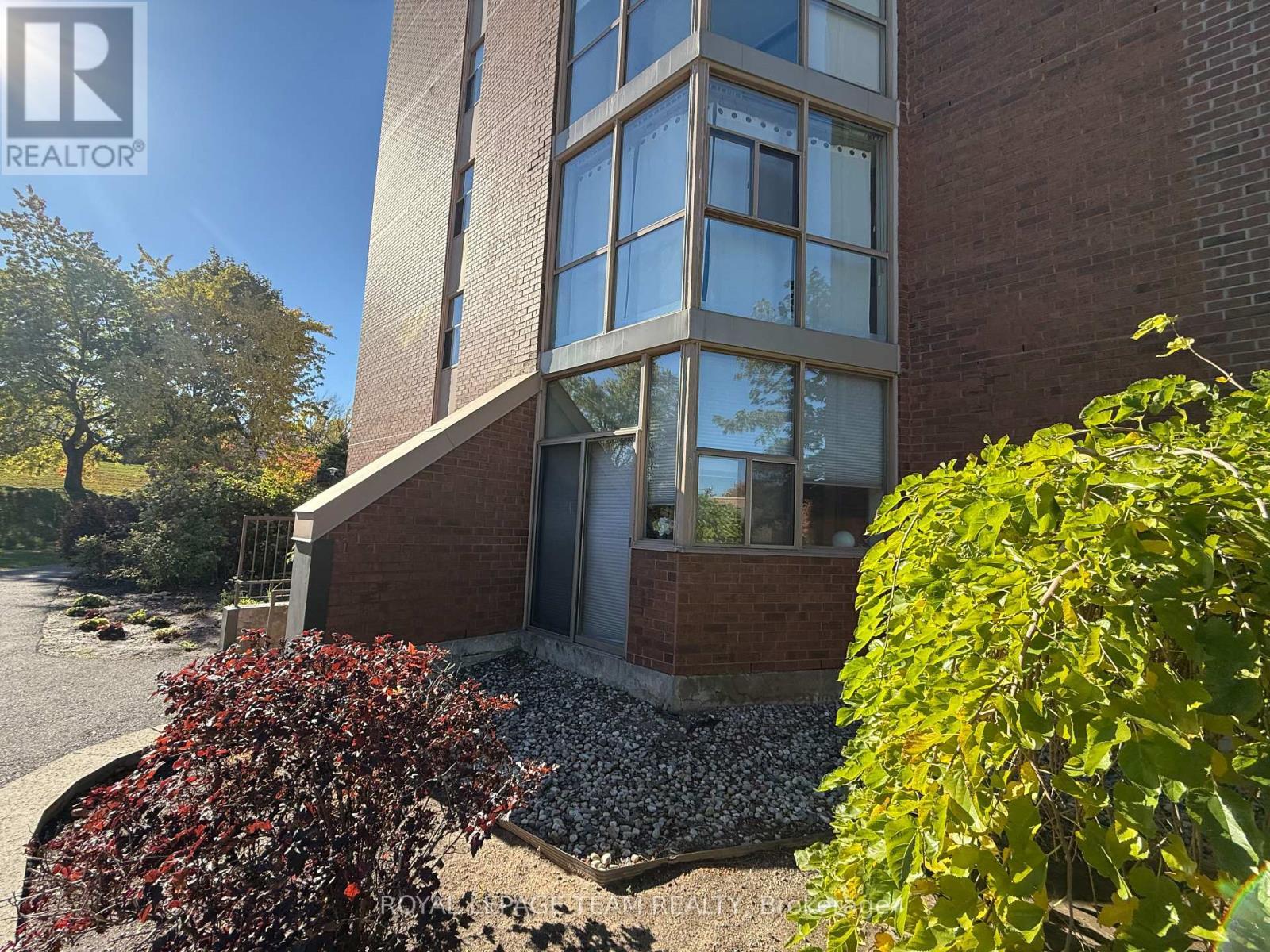 102 - 2760 Carousel Crescent, Ottawa, ON - Outdoor