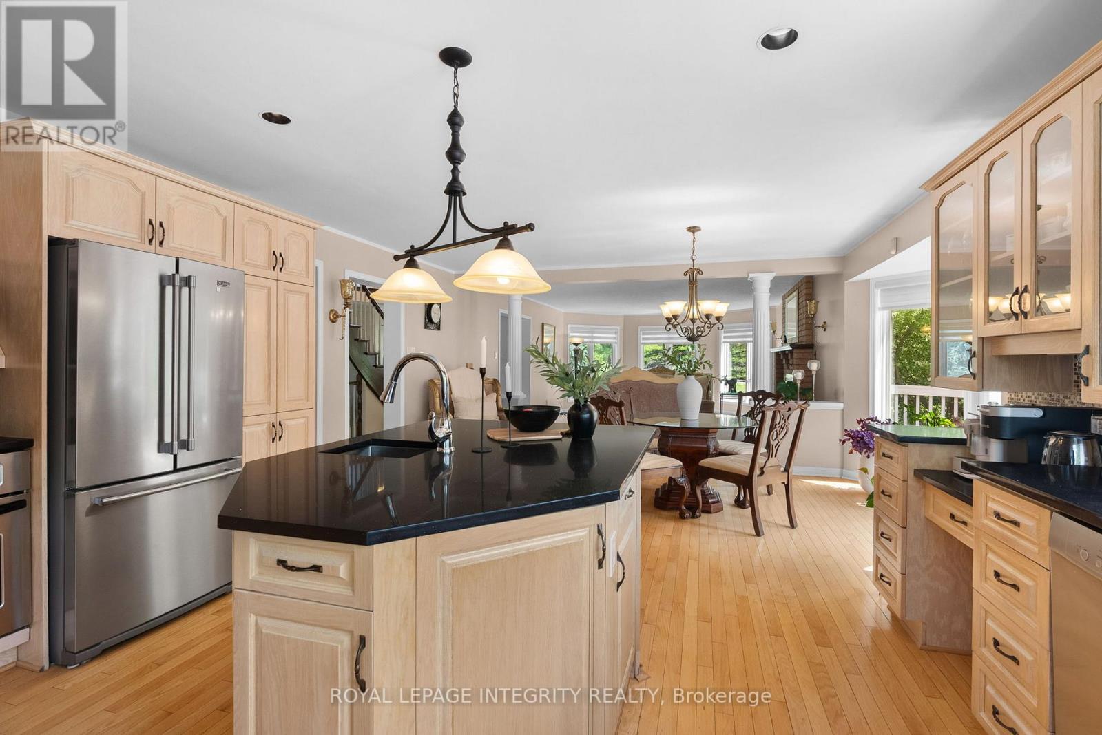 22 Marchbrook Circle, Ottawa, ON - Indoor Photo Showing Kitchen With Upgraded Kitchen