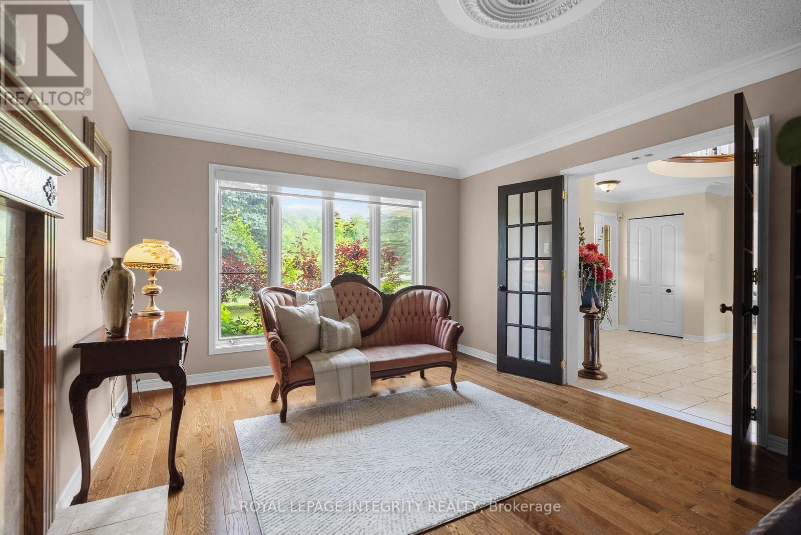 22 Marchbrook Circle, Ottawa, ON - Indoor Photo Showing Living Room