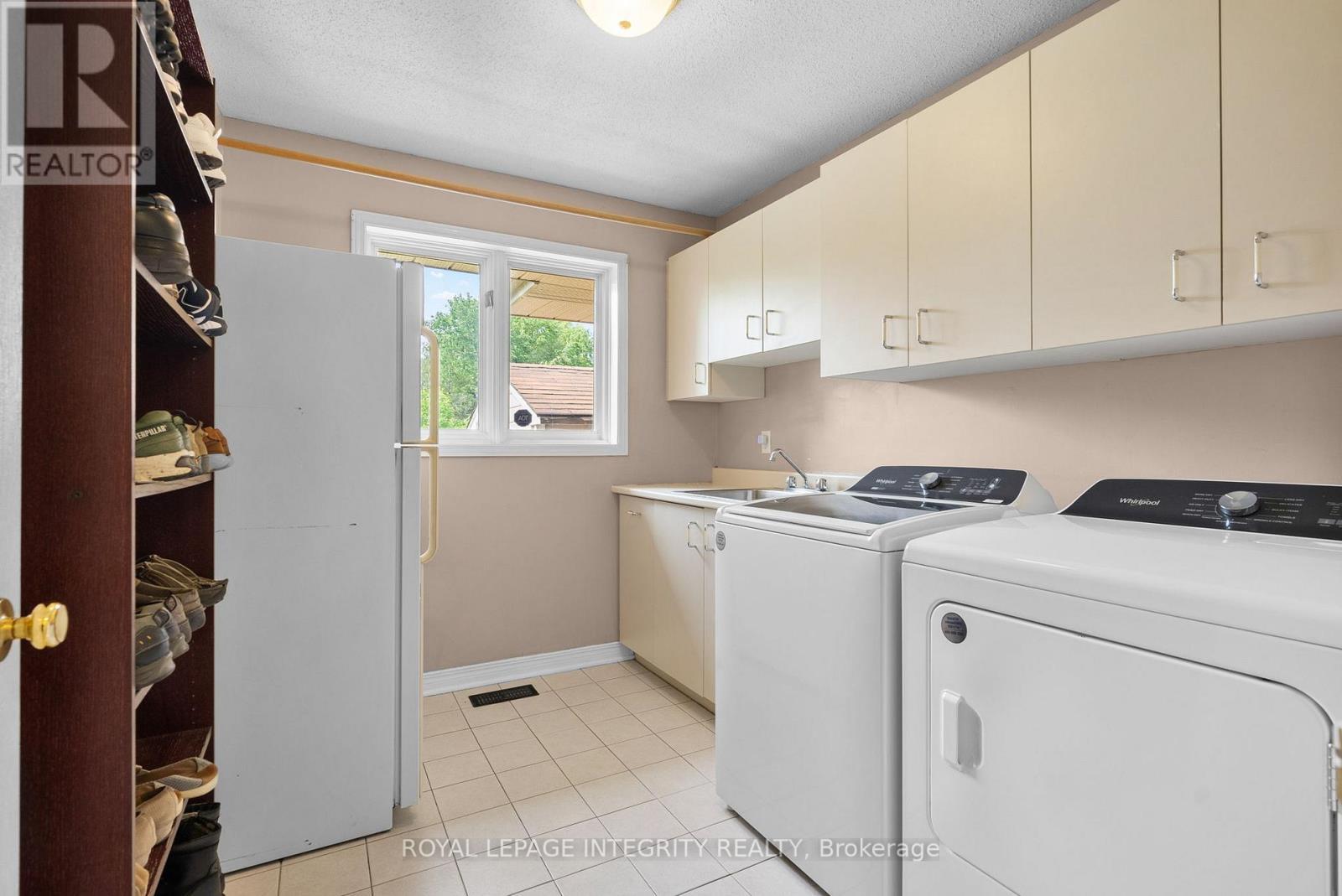 22 Marchbrook Circle, Ottawa, ON - Indoor Photo Showing Laundry Room