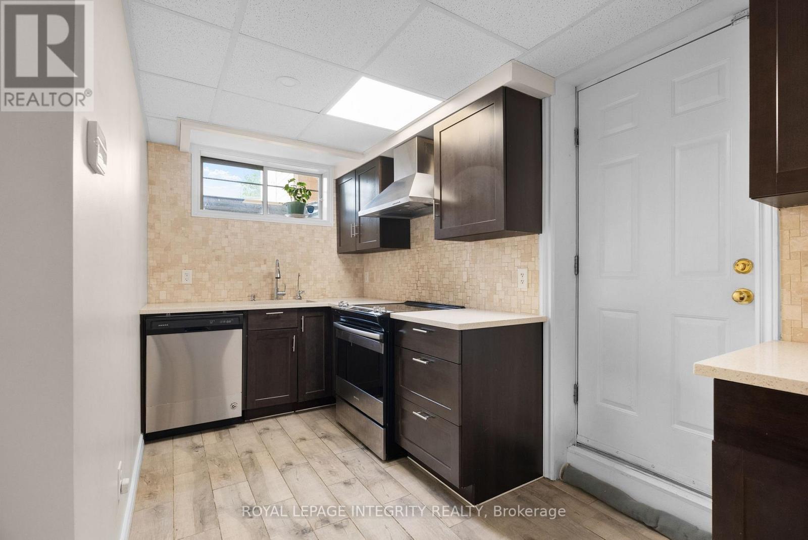 22 Marchbrook Circle, Ottawa, ON - Indoor Photo Showing Kitchen With Upgraded Kitchen
