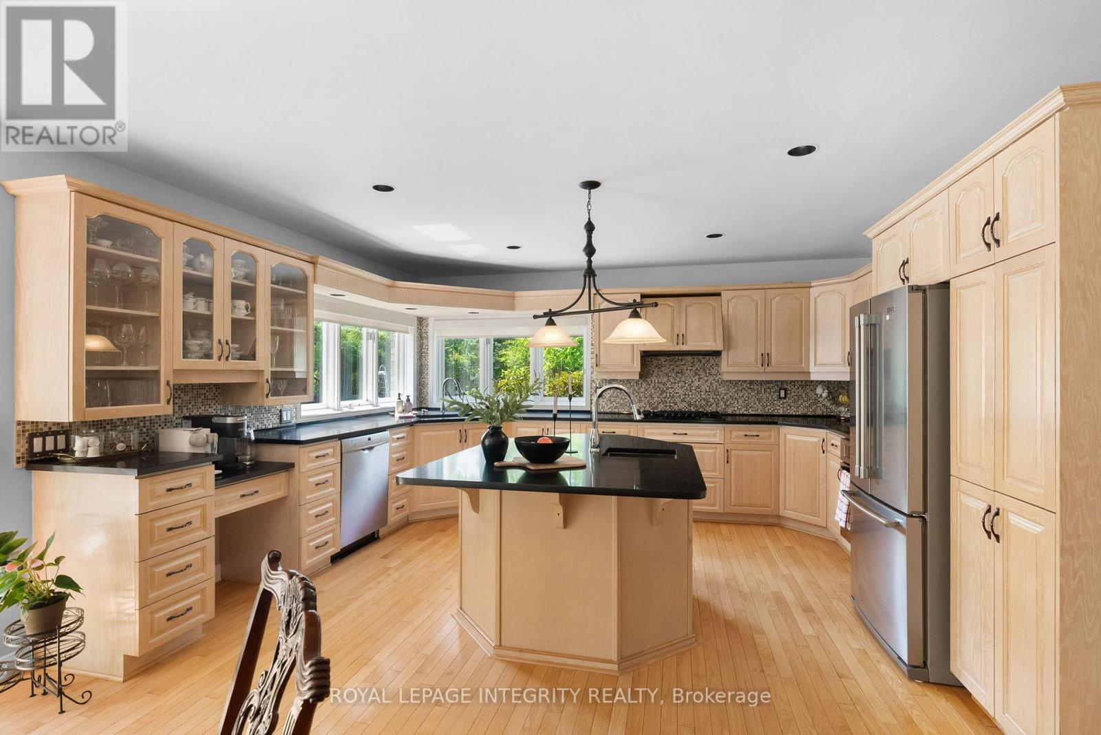 22 Marchbrook Circle, Ottawa, ON - Indoor Photo Showing Kitchen With Upgraded Kitchen