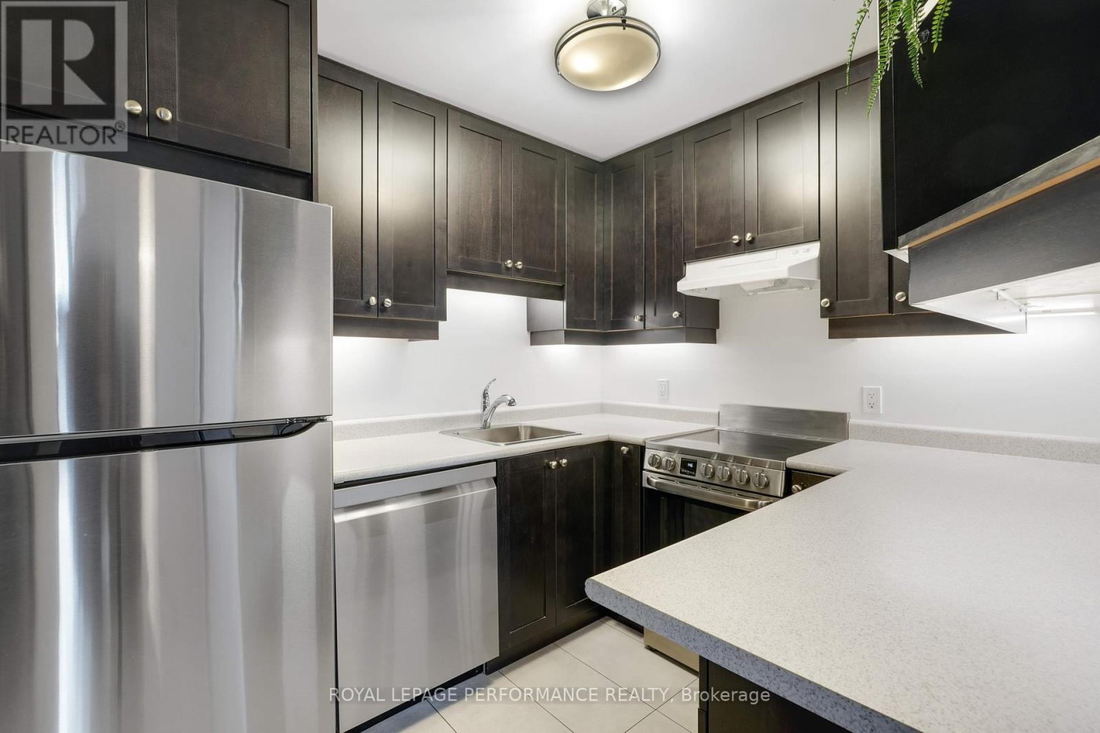 Kitchen - 308 - 475 Laurier Avenue W, Ottawa, ON - Indoor Photo Showing Kitchen With Stainless Steel Kitchen With Upgraded Kitchen