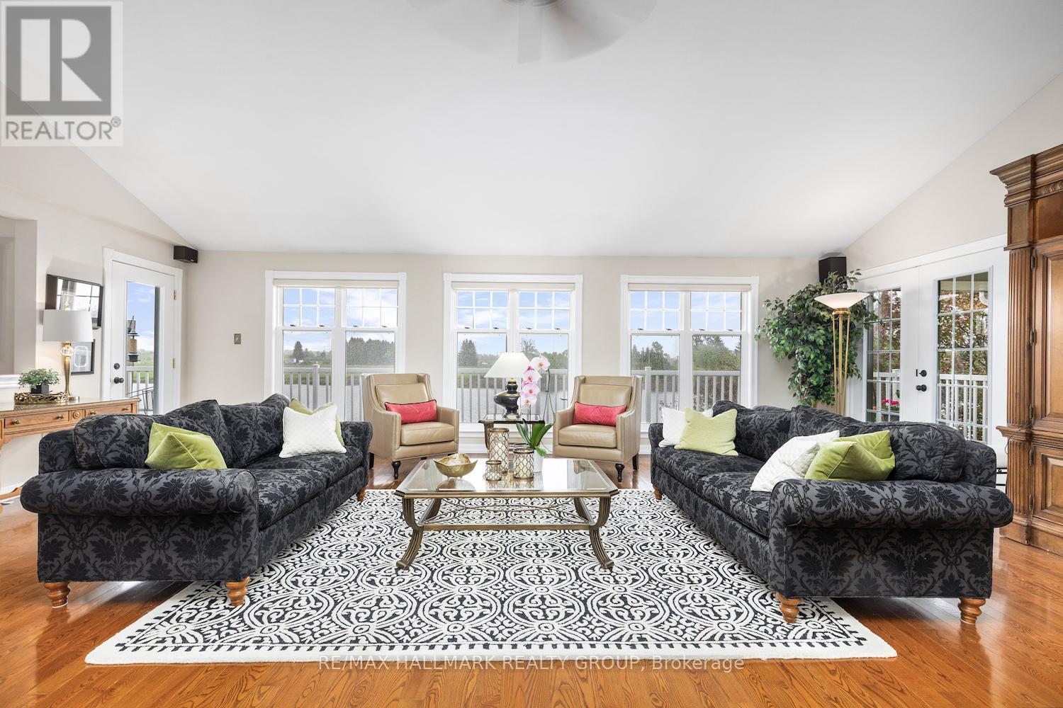 1 Rideau Glen Drive, Ottawa, ON - Indoor Photo Showing Living Room