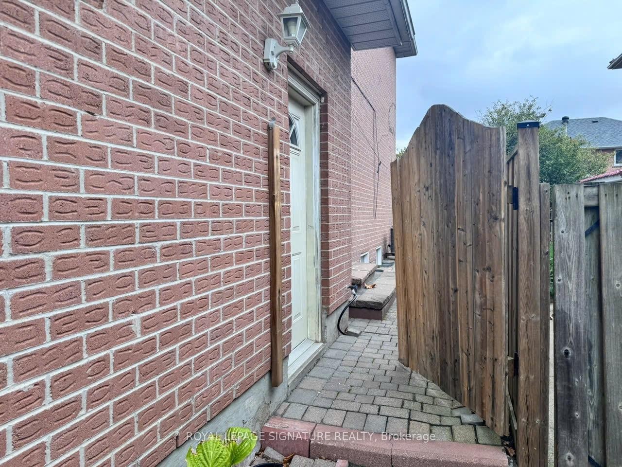 Bsmt-285 Mississaga Street, Oakville, ON -