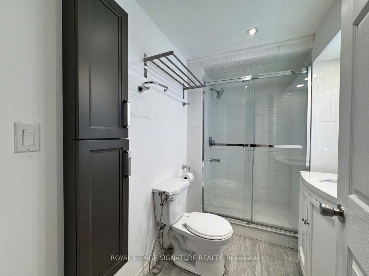 Bsmt-285 Mississaga Street, Oakville, ON - Indoor Photo Showing Bathroom