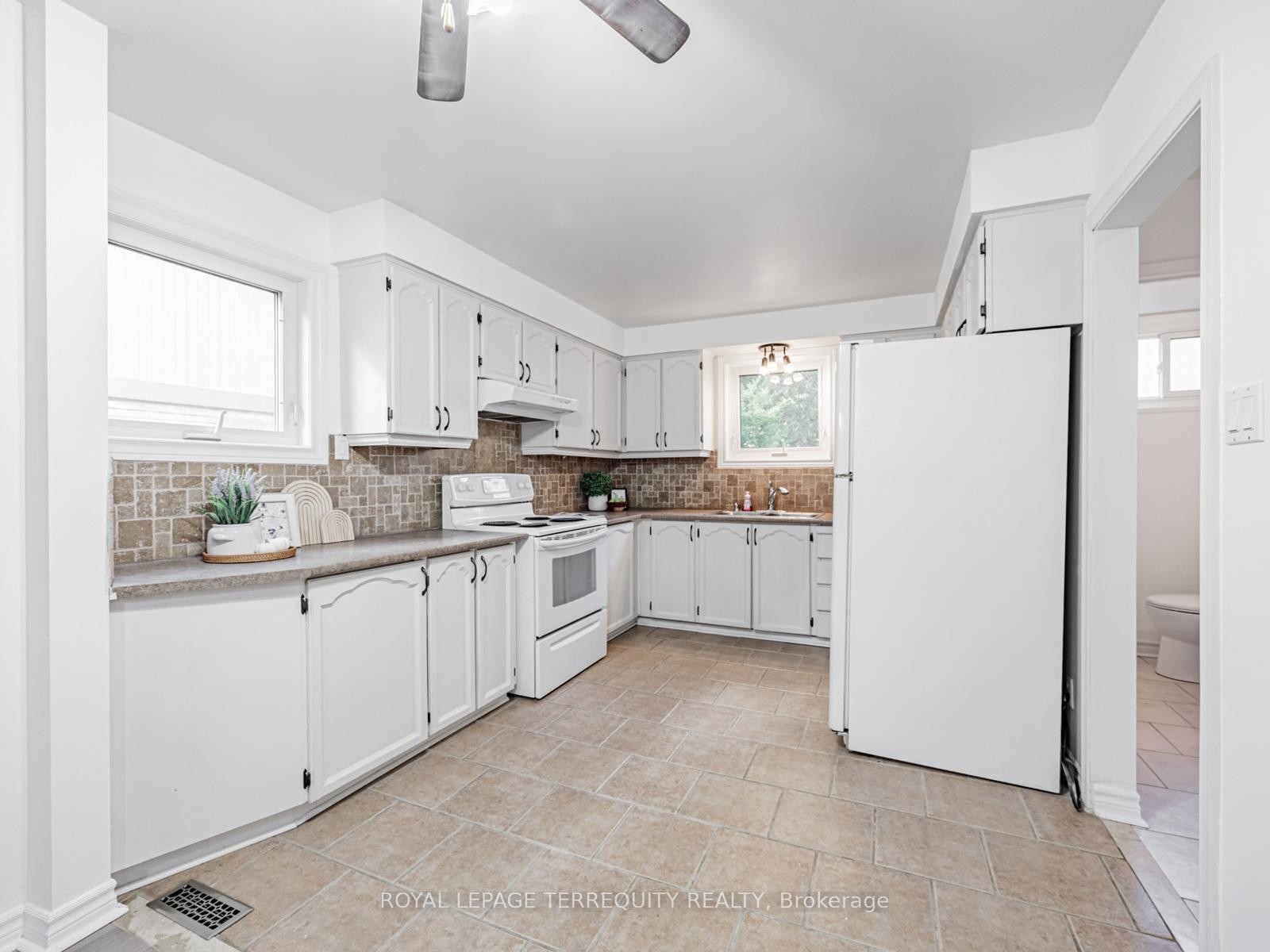 1858 Shadybrook Drive, Pickering, ON - Indoor Photo Showing Kitchen
