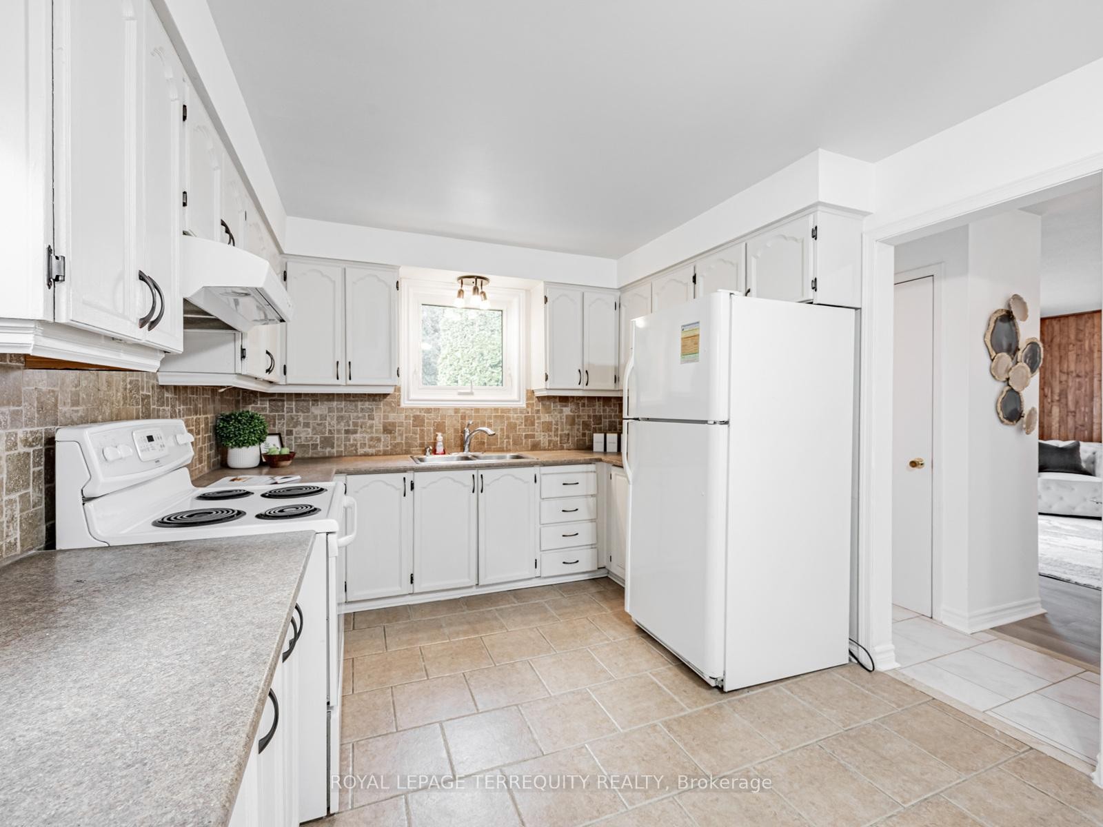 1858 Shadybrook Drive, Pickering, ON - Indoor Photo Showing Kitchen
